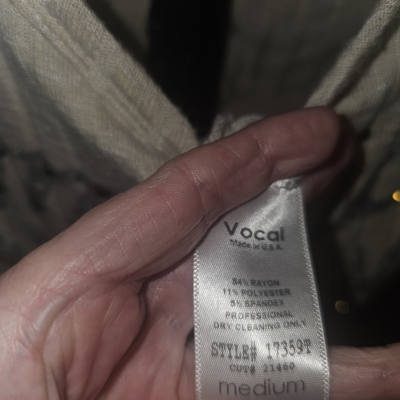 Vocal Cream Sleeveless Top with Eagle Design - Picture 3 of 4